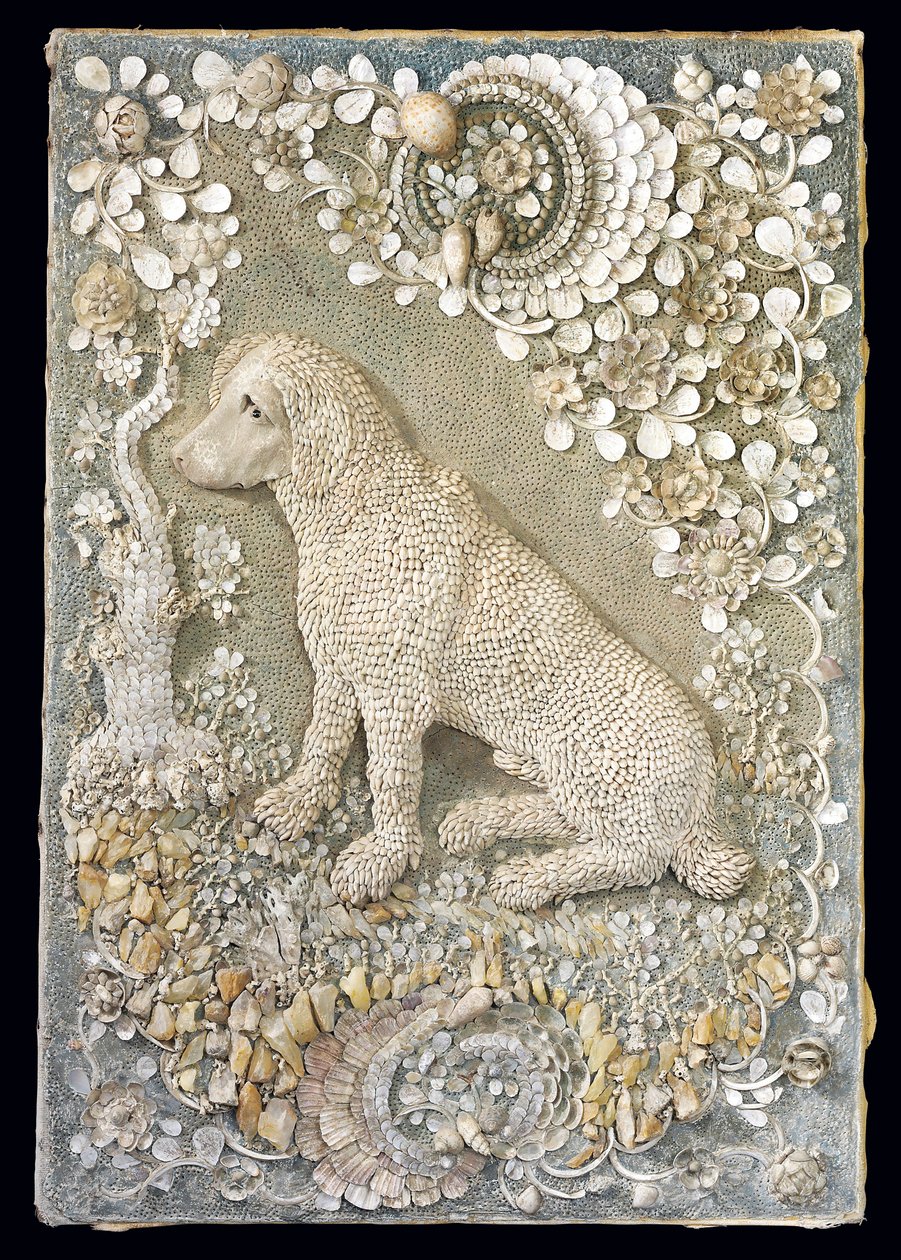 Een van een paar Louis XV zittende honden gemodelleerd in reliëf, binnen een grotachtige omgeving door German School