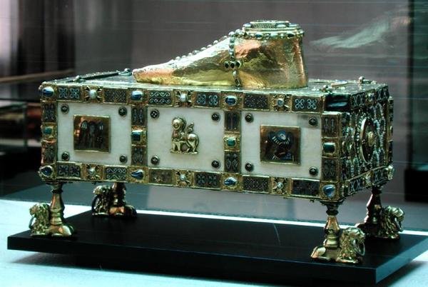 Draagbaar altaar van St. Andreas, ook bekend als het Egbert-schrijn, gemaakt door de werkplaats van goudsmeden gesponsord door aartsbisschop Egbert van Trier, c.980-990 door German School