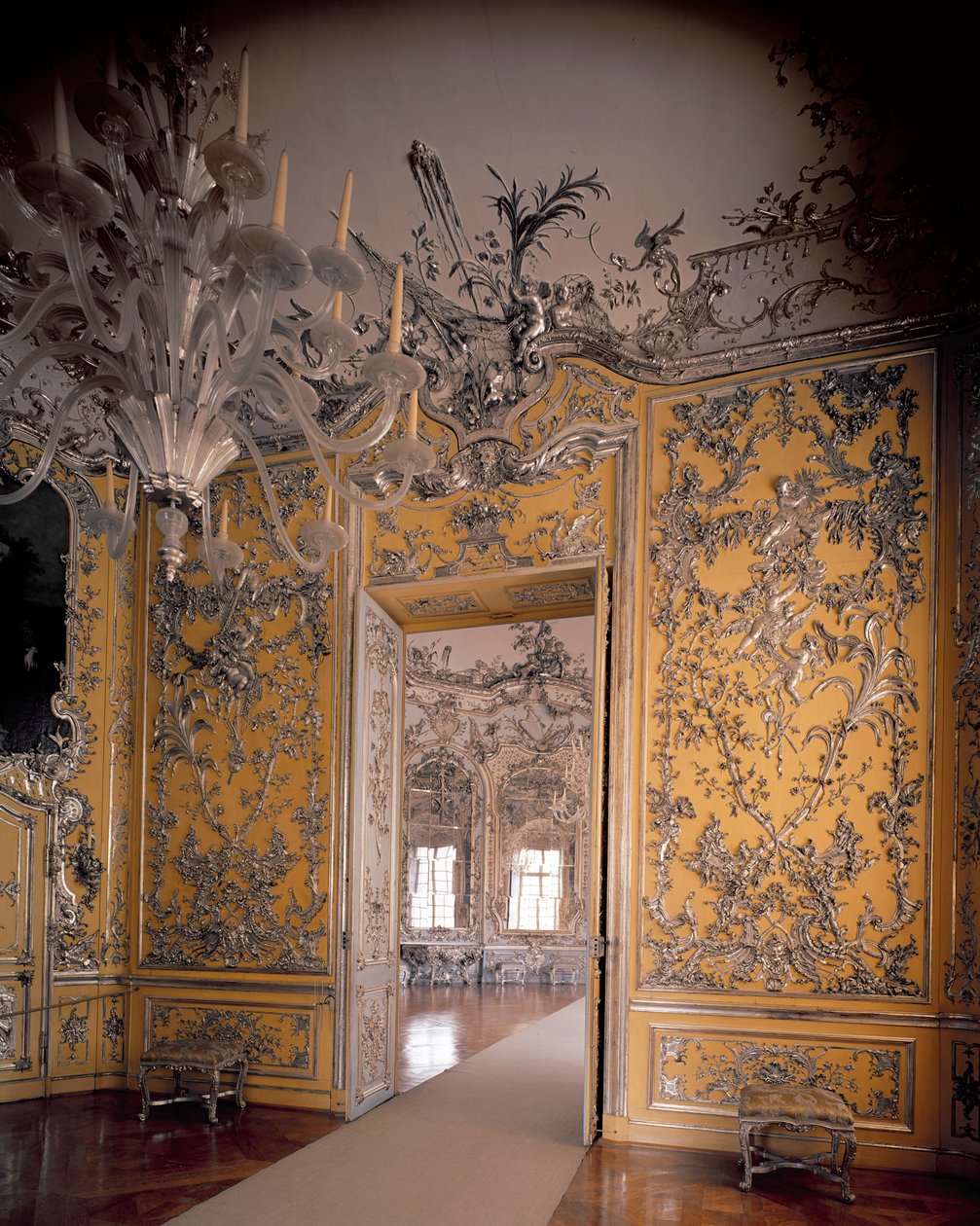 De Rustkamer die leidt naar de Spiegelzaal, ontworpen door Francois Cuvillies (1695-1768), met stucwerk door Johann Baptist Zimmermann (1680-1758), 1734-37 door German School