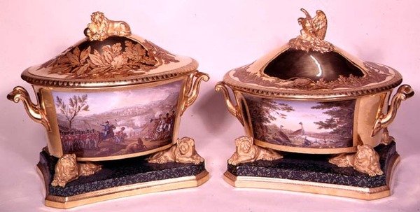 Twee terrines uit het Pruisische Diner Servies, Berlijn, 1816-19 (porselein & verguld) door German School