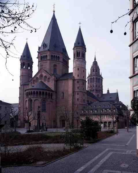 Uitzicht op de kathedraal van St. Martin en St. Stephan vanuit het noordoosten door German School