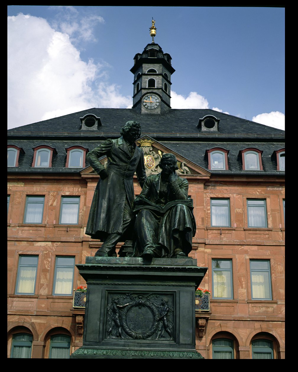 Uitzicht op het nieuwe stadhuis en het monument van de gebroeders Grimm door German School