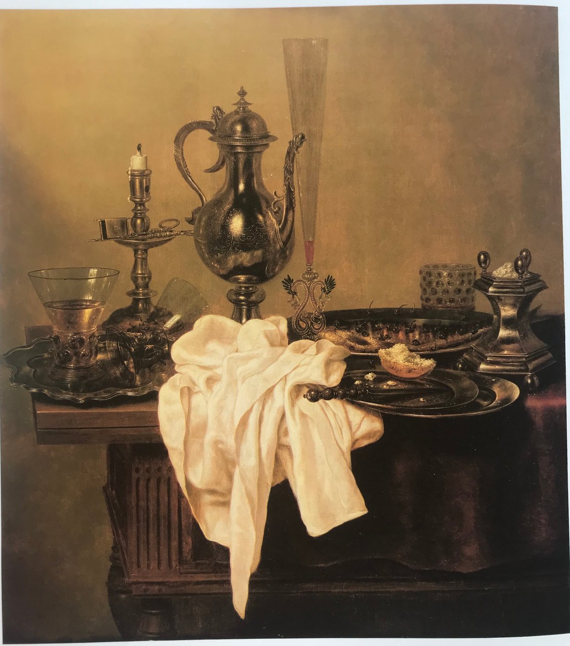 Stilleven met waterkan, schalen, kandelaar, zoutvat en glaswerk op een tafel door Gerret Willemsz Heda