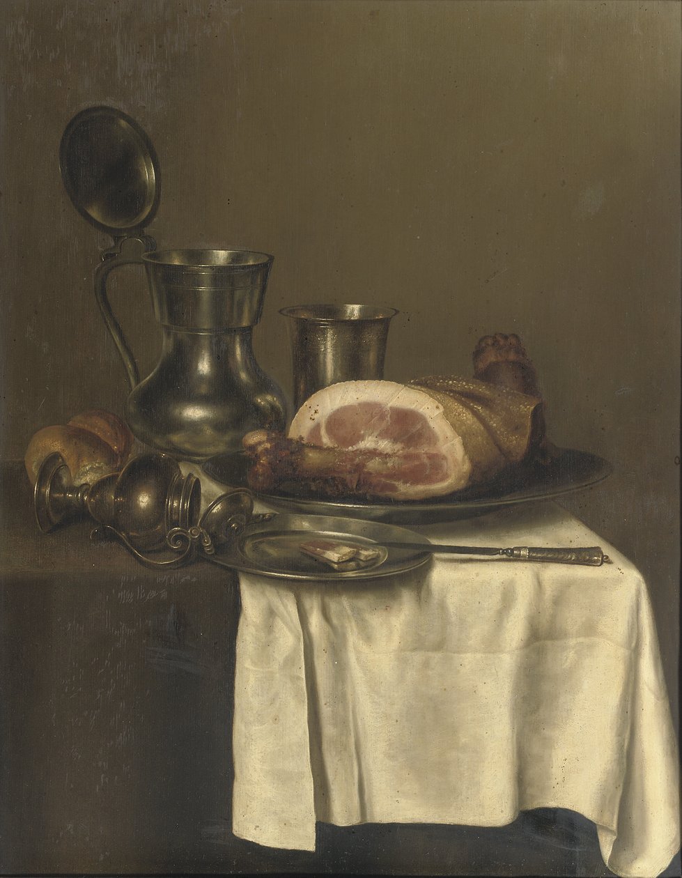 Stilleven met tinnen kan, zilveren beker, ham op een zilveren bord, mes op een tinnen bord en een broodje door Gerret Willemsz Heda