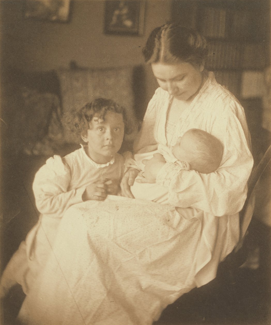 [Moeder in kamerjas, zittend, met baby en zoontje]. door Gertrude Käsebier