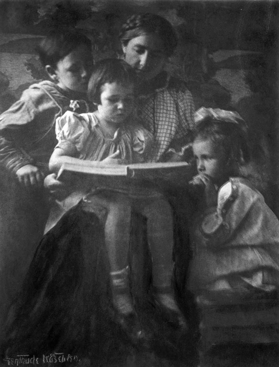 Vrouw en kinderen lezen door Gertrude Käsebier