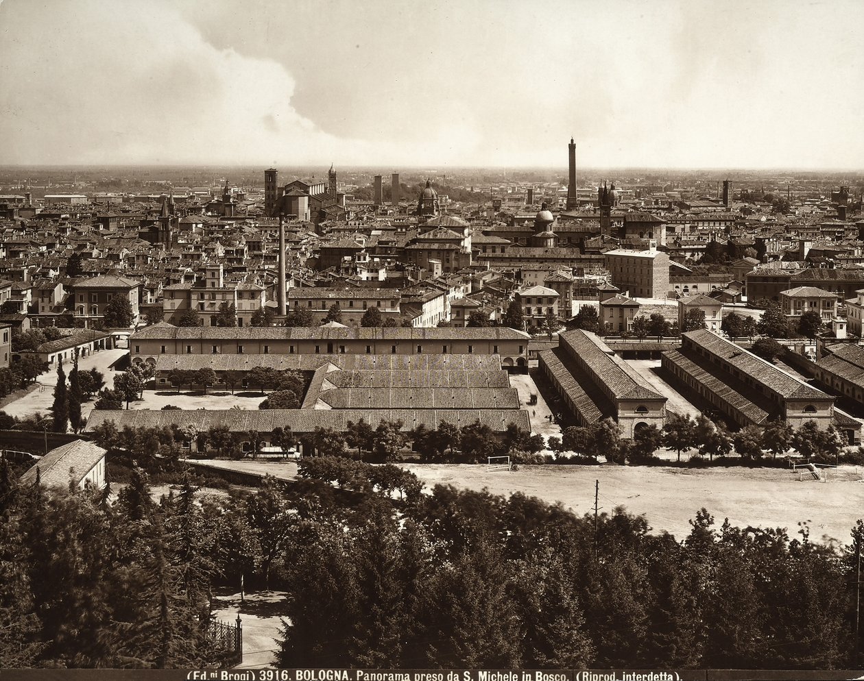 Panorama van de stad Bologna: uitzicht vanaf San Michele in Bosco. door Giacomo Brogi