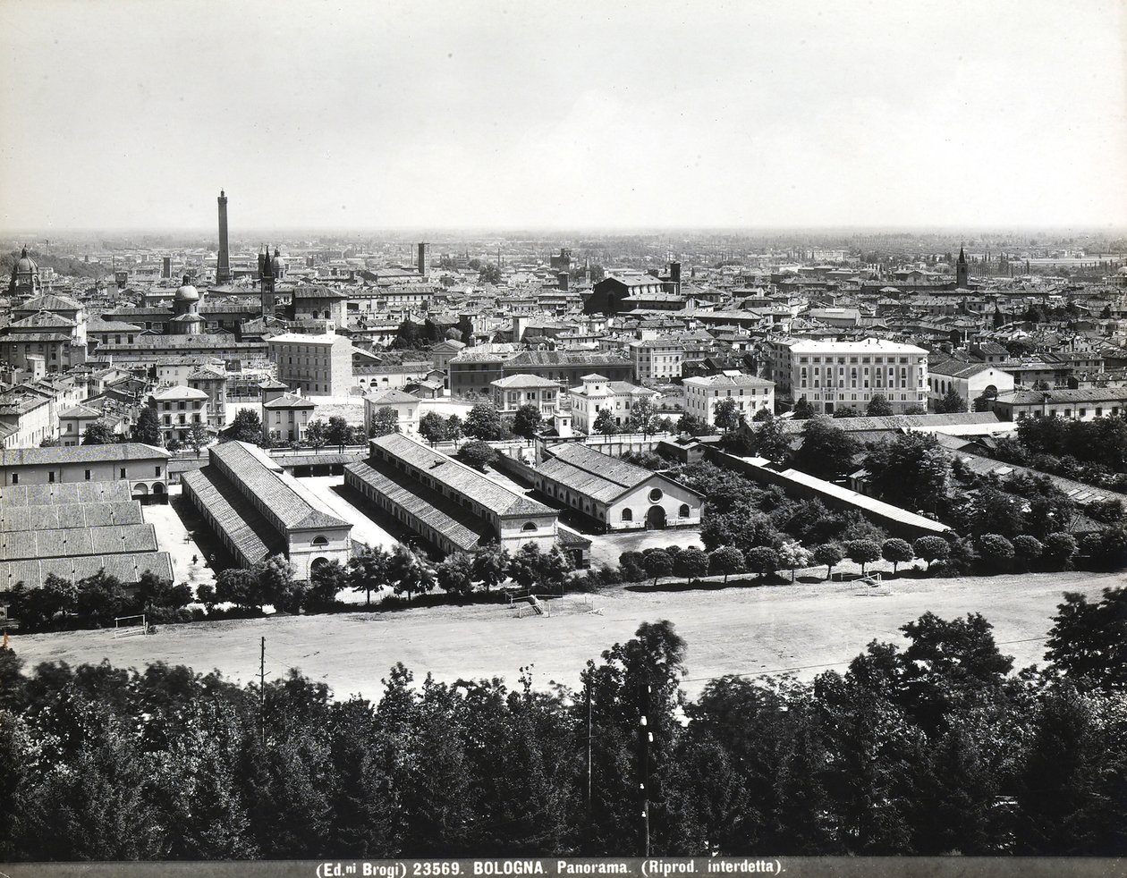 Panoramisch uitzicht op Bologna met enkele fabrieken. door Giacomo Brogi