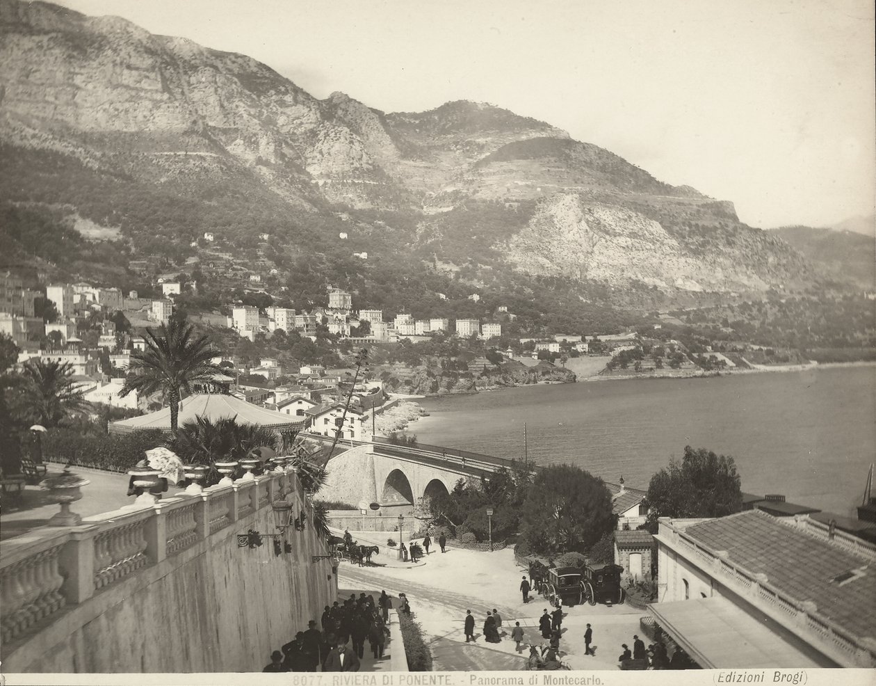 Panoramisch uitzicht op Montecarlo in Monaco. De scène toont verschillende voorbijgangers; links zien we een close-up van een marmeren balustrade door Giacomo Brogi