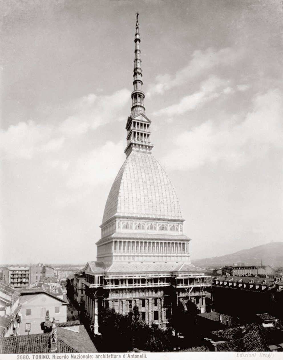 Uitzicht op de Antonelliaanse Mole in Turijn, ca. 1890 door Giacomo Brogi