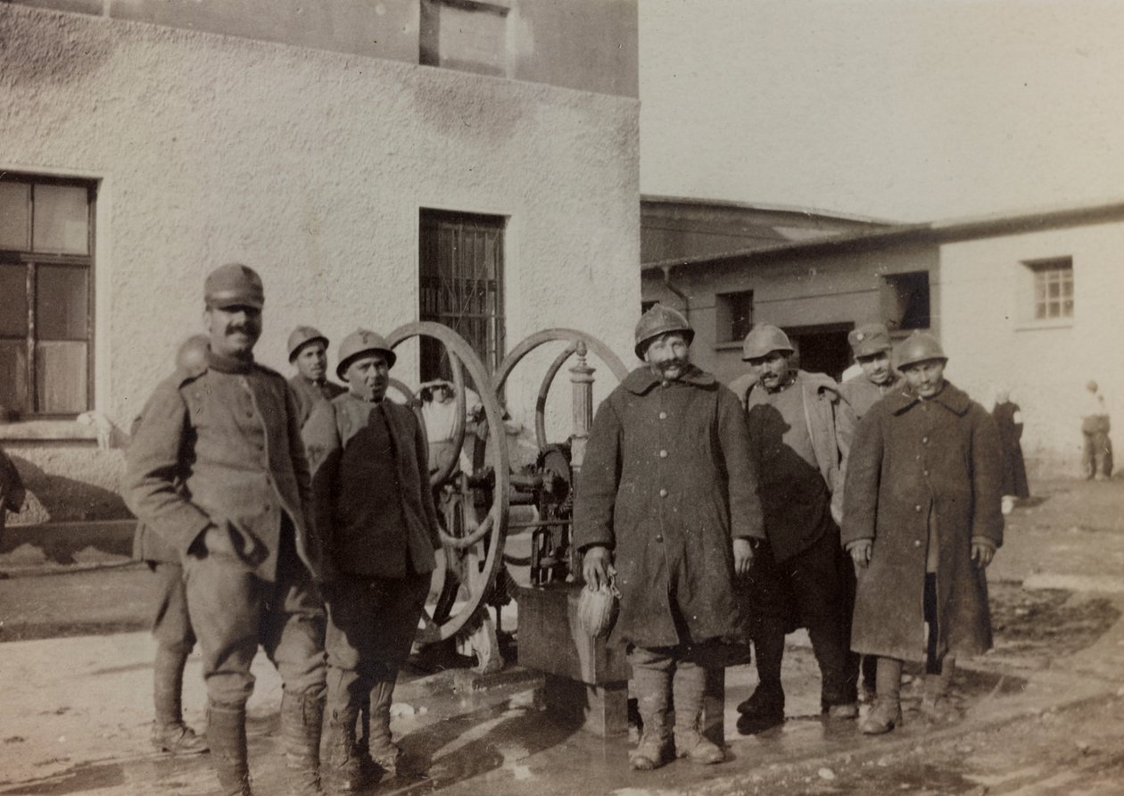 Album "Oorlogsbeelden II": Italiaanse soldaten in Gradisca Sagrado, Gorizia, Italië door Gigliucci Gigliucci