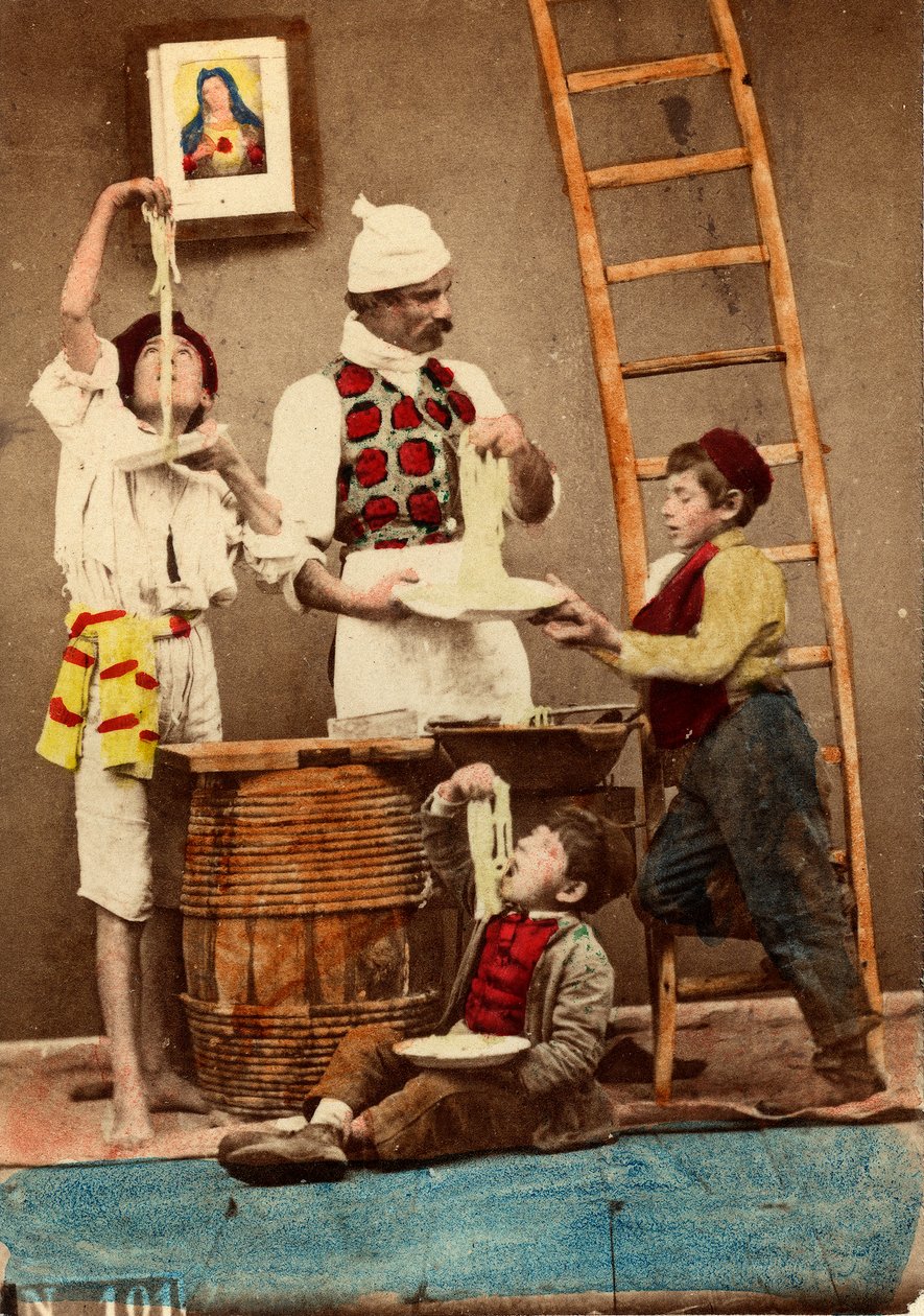 Kinderen eten spaghetti met de handen, Napels, ca. 1865 (afdruk op dubbelgewicht papier) door Giorgio Conrad