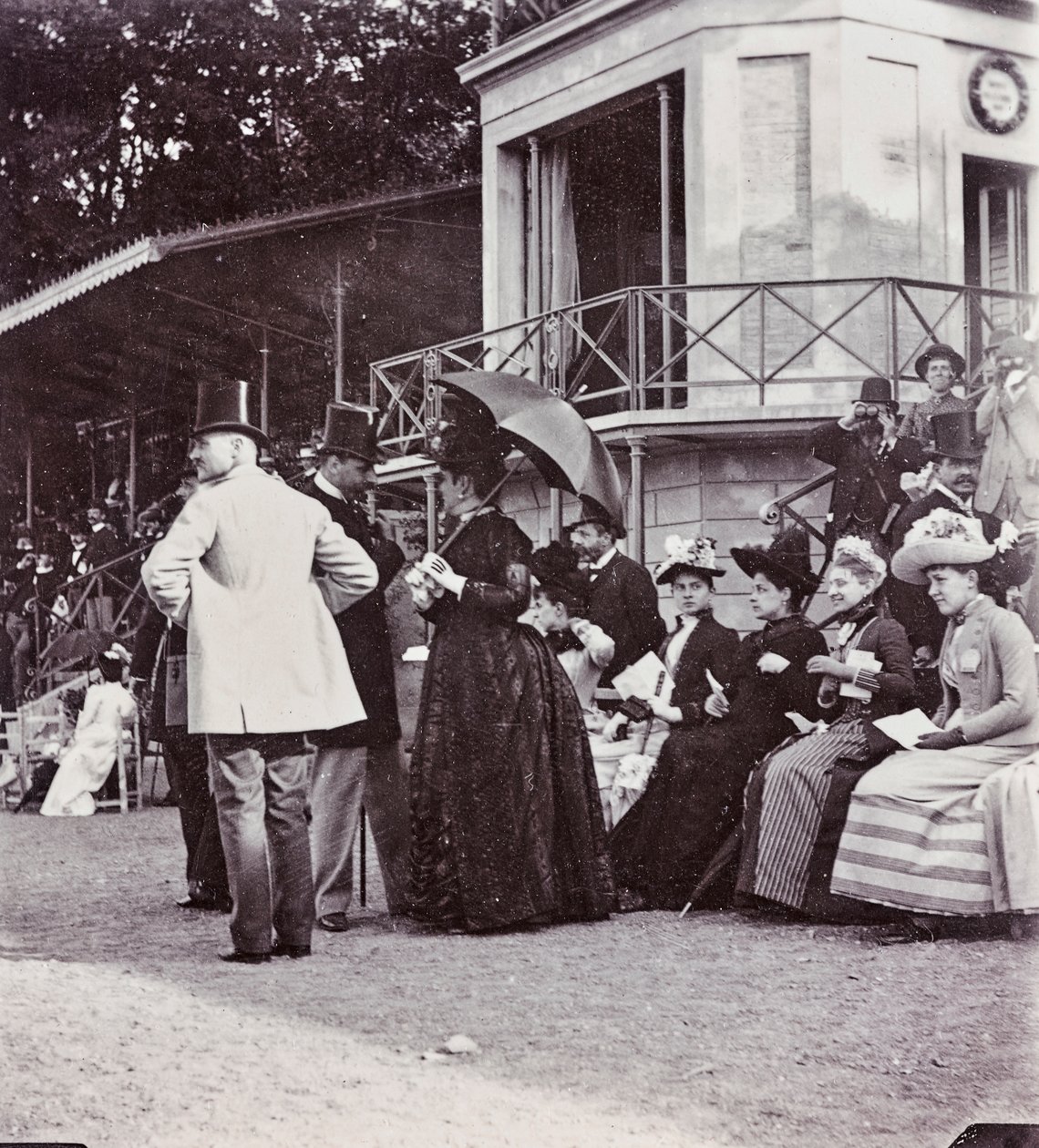 Toeschouwers in de tribunes bepalen de uitkomst van een race op de renbaan het Cascine Park: J. Halphon, Miss Serjeaf, hertogin Brindisi, hertogin Rohorn, gravin Della Gherardesca, de markies Bellisomi, Gondi door Giorgio Enrico (attr.to) Levi