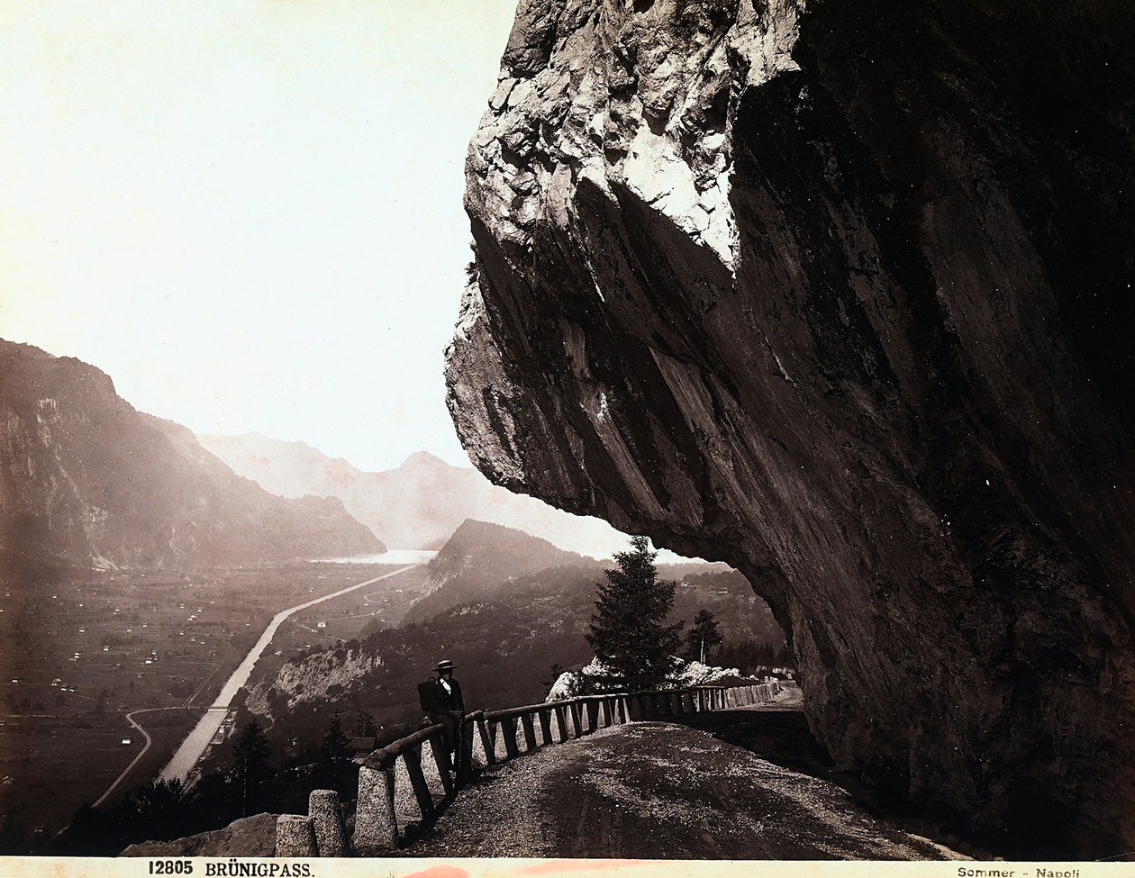 Een weg in de Brünigpass-bergen, in Zwitserland door Giorgio Sommer
