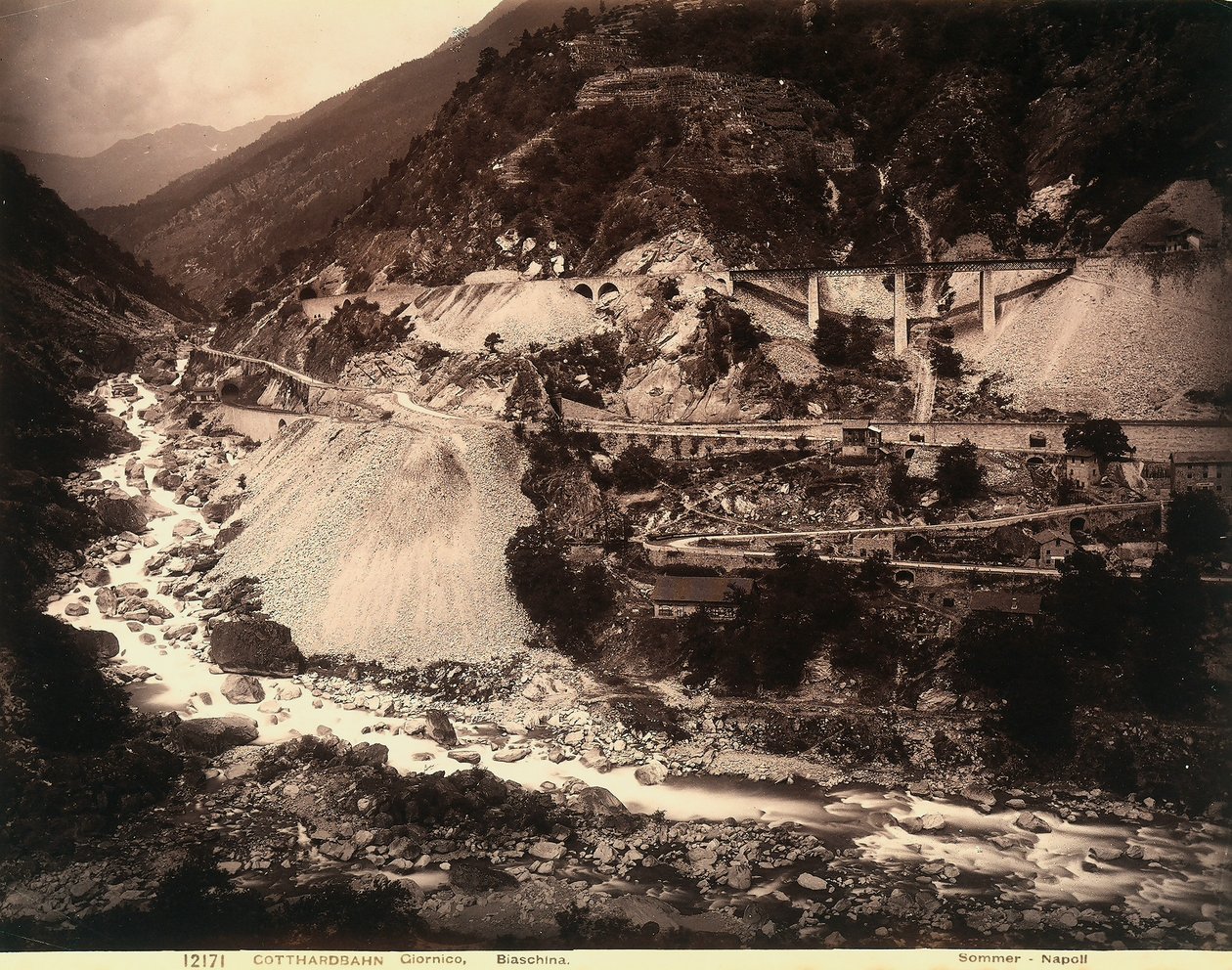 Een stuk van de San Gottardo spoorlijn tussen Giornico en Biasca door Giorgio Sommer