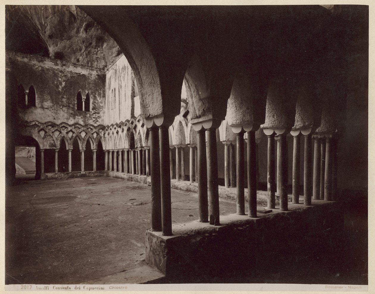 Amalfi, kapucijnenklooster. Kloostergang door Giorgio Sommer