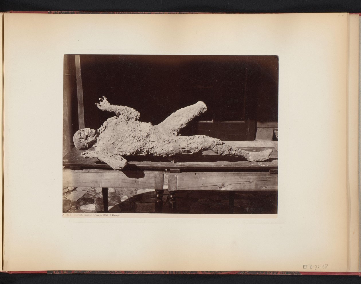 Gemummificeerde persoon te Pompeï, Italië door Giorgio Sommer