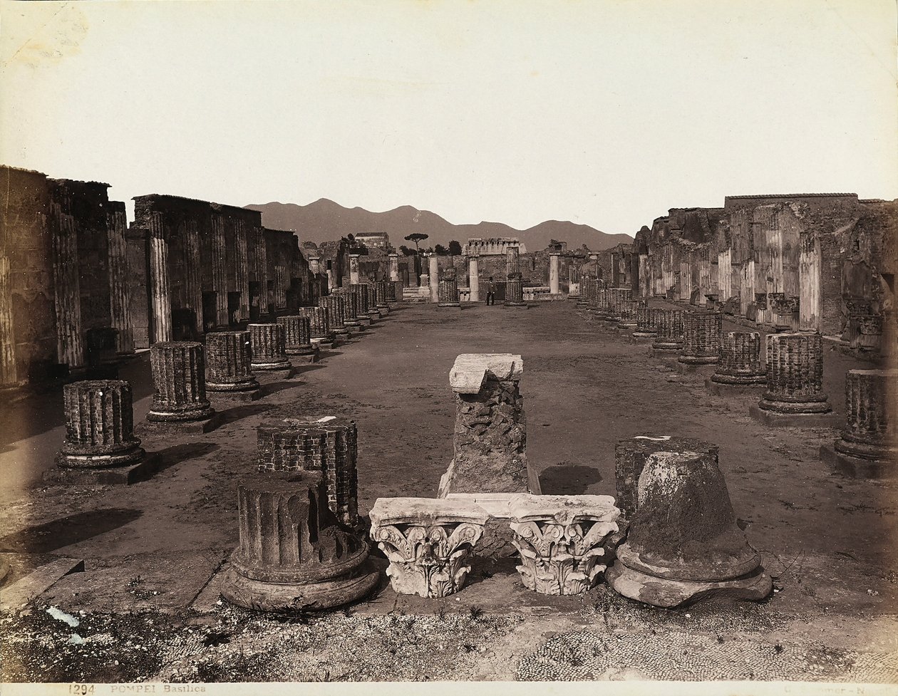 Algemeen uitzicht op de Basiliek, oostzijde, Pompeii door Giorgio Sommer
