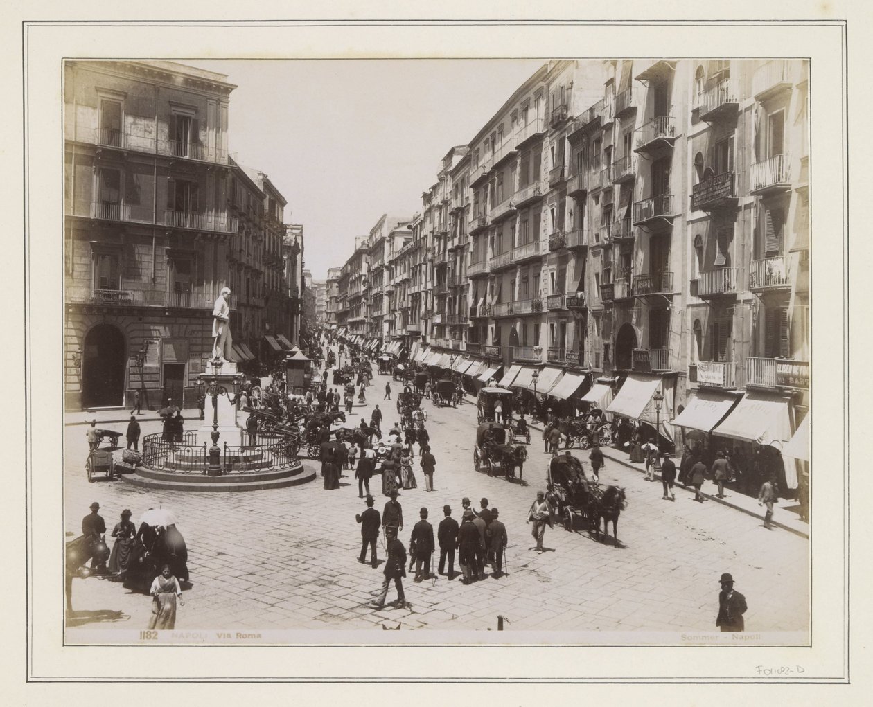 Gezicht op de Via Roma in Napels met een standbeeld, winkels, paardenkoetsen en voorbijgangers door Giorgio Sommer