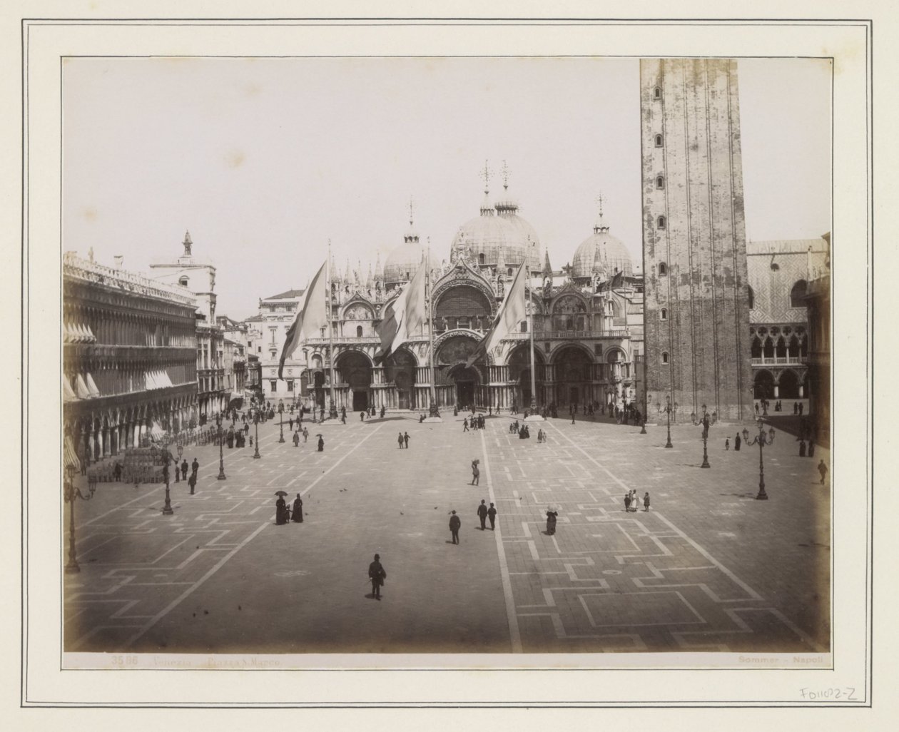 Gezicht op het San Marcoplein, de basiliek van San Marco en de voet van de campanile door Giorgio Sommer