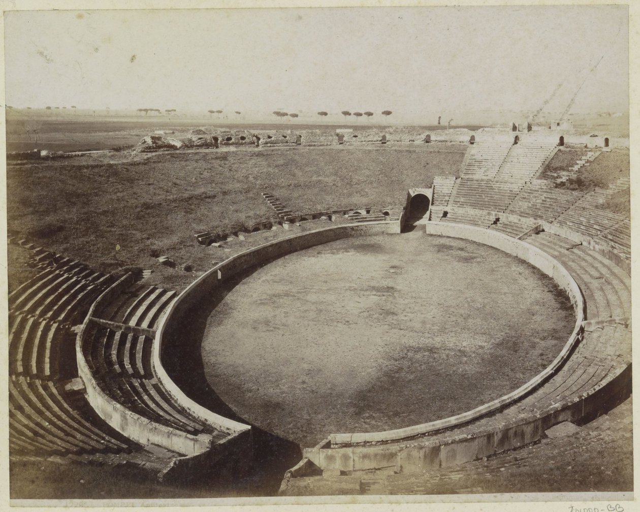 Interieur van het amfitheater van Pompeï door Giorgio Sommer