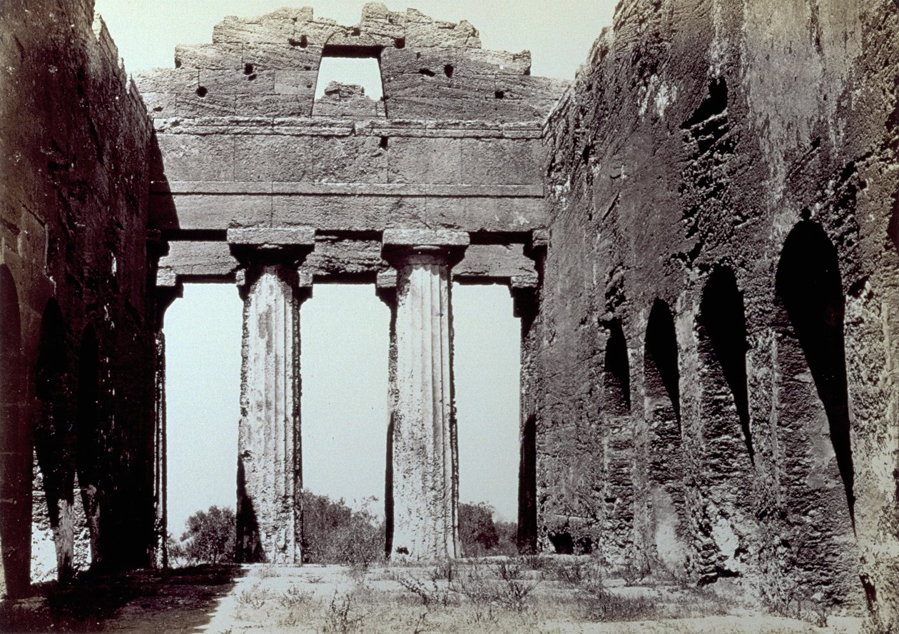 Interieur van de Tempel van de Concordia in de Vallei van de Tempels in Agrigento. Op de voorgrond twee Dorische zuilen; aan de zijkanten een gebogen perimeterwand door Giorgio Sommer