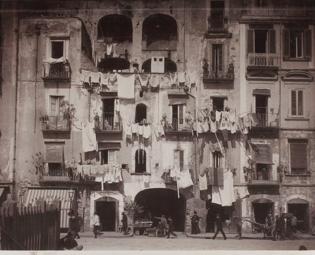 „Napoli“ - Woonhuis in Napels door Giorgio Sommer