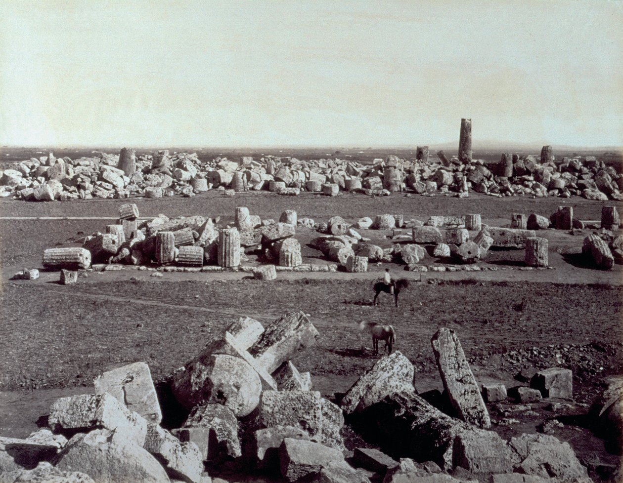 Panorama van de overblijfselen van de Tempel van Minerva en de Tempel van Apollo in Selinunte. Er is een man te paard tussen de ruïnes van de archeologische site door Giorgio Sommer