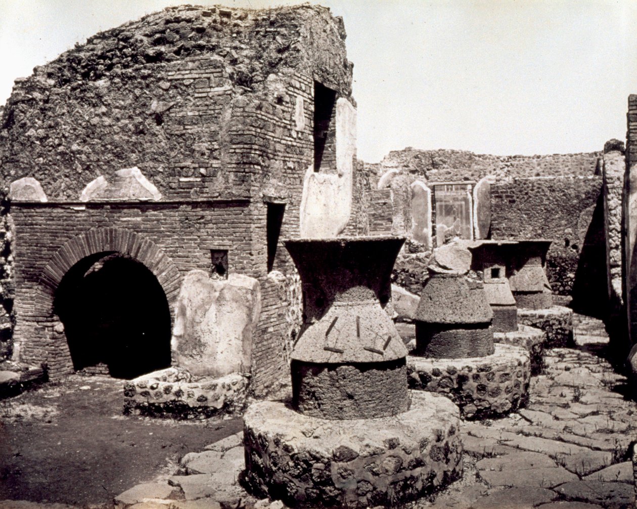 Pompei: uitzicht op een bakkerij door Giorgio Sommer