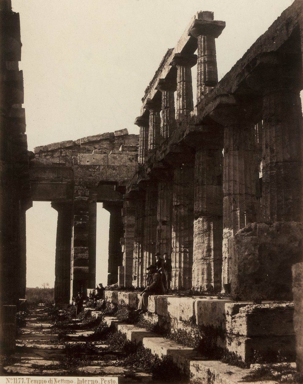 Ruïnes van de Tempel van Neptunus in Paestum door Giorgio Sommer