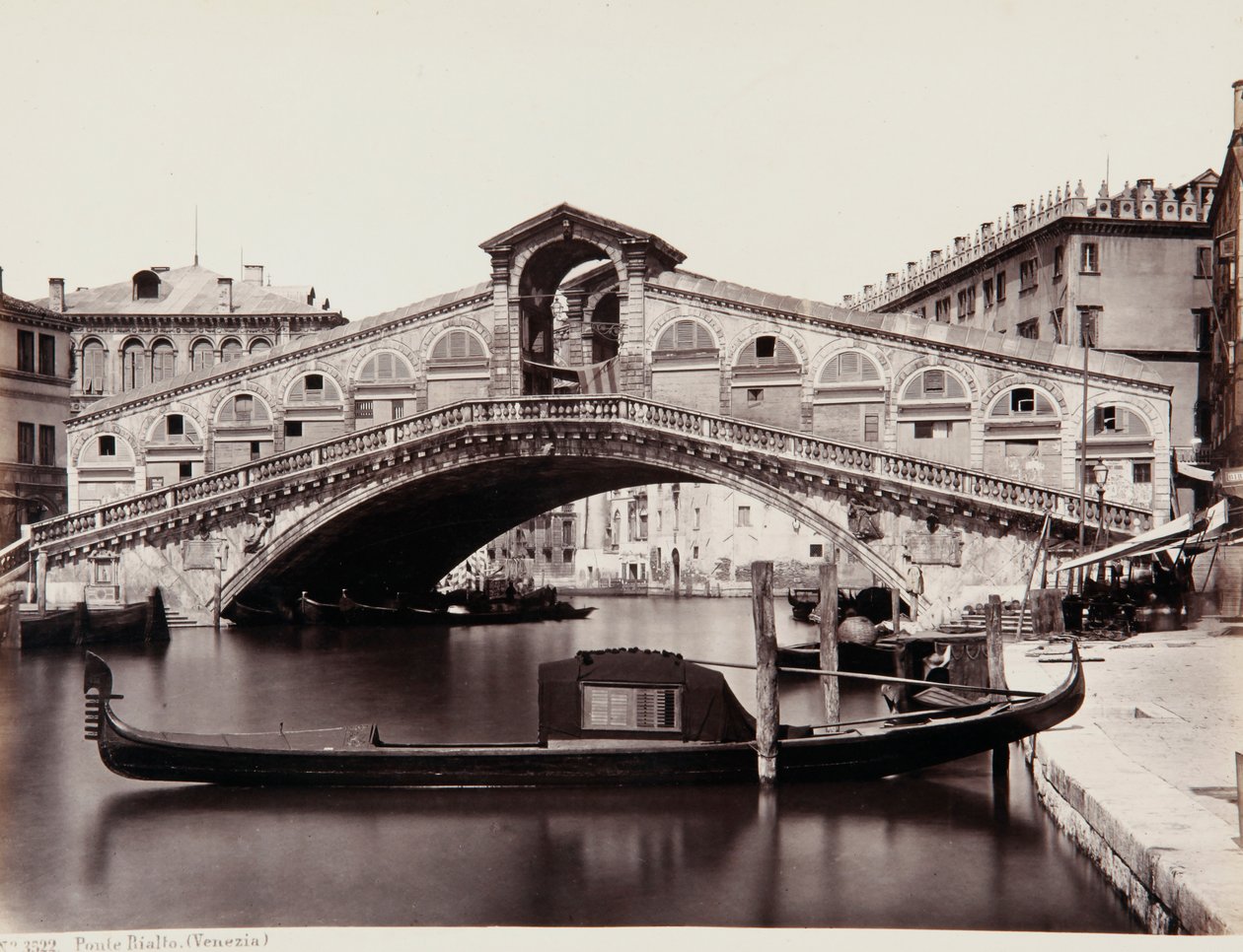 De Rialtobrug in Venetië door Giorgio Sommer