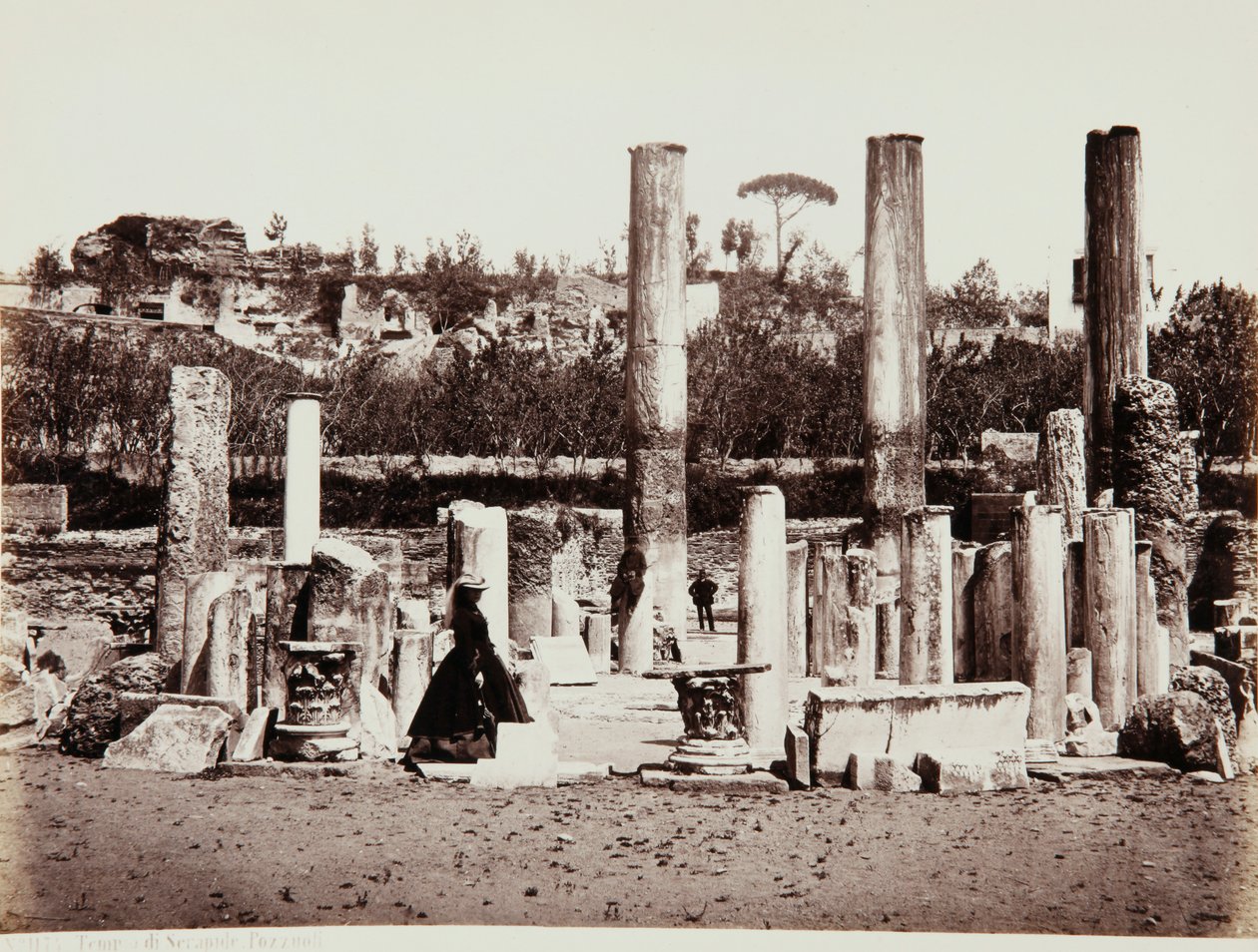 De Tempel van Serapis in Pozzuoli, Napels door Giorgio Sommer