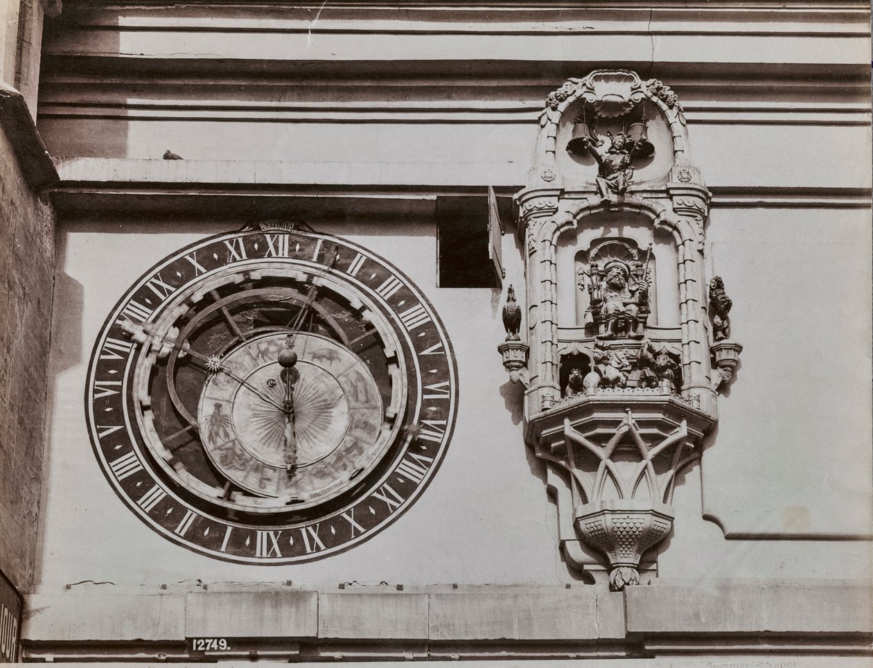 Het kwadrant van de Klokkentoren in Bern, door Kaspar Brunnen (1527-1530). Naast de astronomische klok een nieuwskiosk met beeldjes die door het mechanisme van de klok zelf vier minuten voor het uur worden gedraaid door Giorgio Sommer