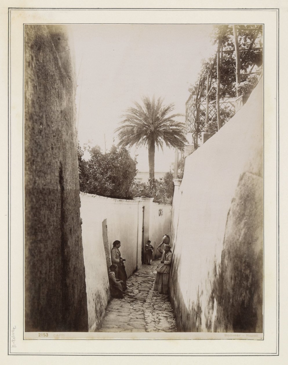 Vrouwen en kinderen in een steeg op Capri door Giorgio Sommer
