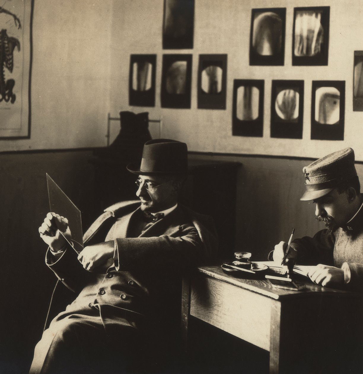 Alfredo Trombetta radioloog met een man in militair uniform, in de radiologische afdeling van het Militair Hospitaal in Campobasso. door Phillipe de Marlier