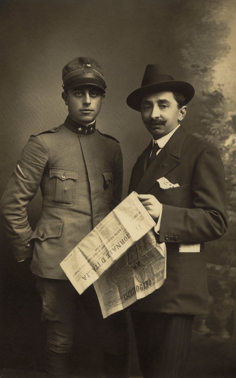Portret van een mannelijk paar, een in militair uniform, en de ander met de "Giornale d