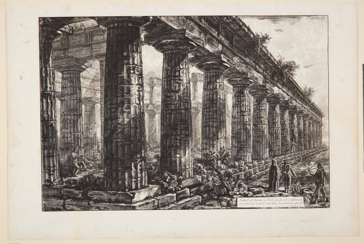 De tempel van Neptunus in Paestum, gezien vanaf de zijkant en groter weergegeven dan op de eerste afbeelding door Giovanni Battista Piranesi