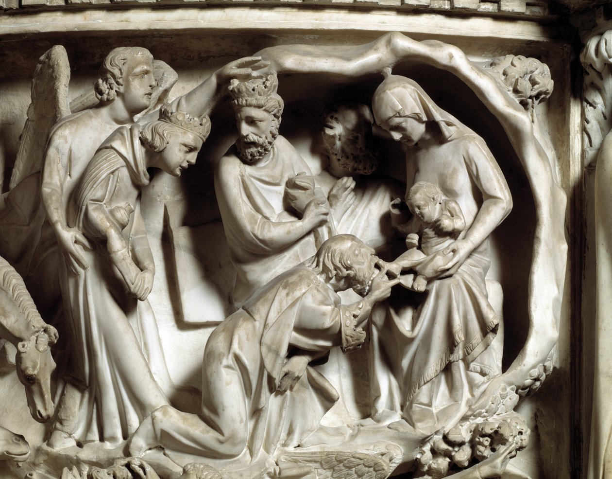 Detail van de reliëfs van de Stoel gemaakt door Giovanni Pisano (1248-1314): Detail van de reliëfs van de marmeren preekstoel, de aanbidding van de wijzen door Giovanni Pisano