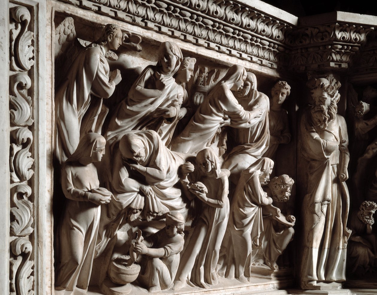 Detail van de reliëfs van de Stoel gemaakt door Giovanni Pisano (1248-1314): de annunciatie, de visitatie en de geboorte van Johannes de Doper door Giovanni Pisano