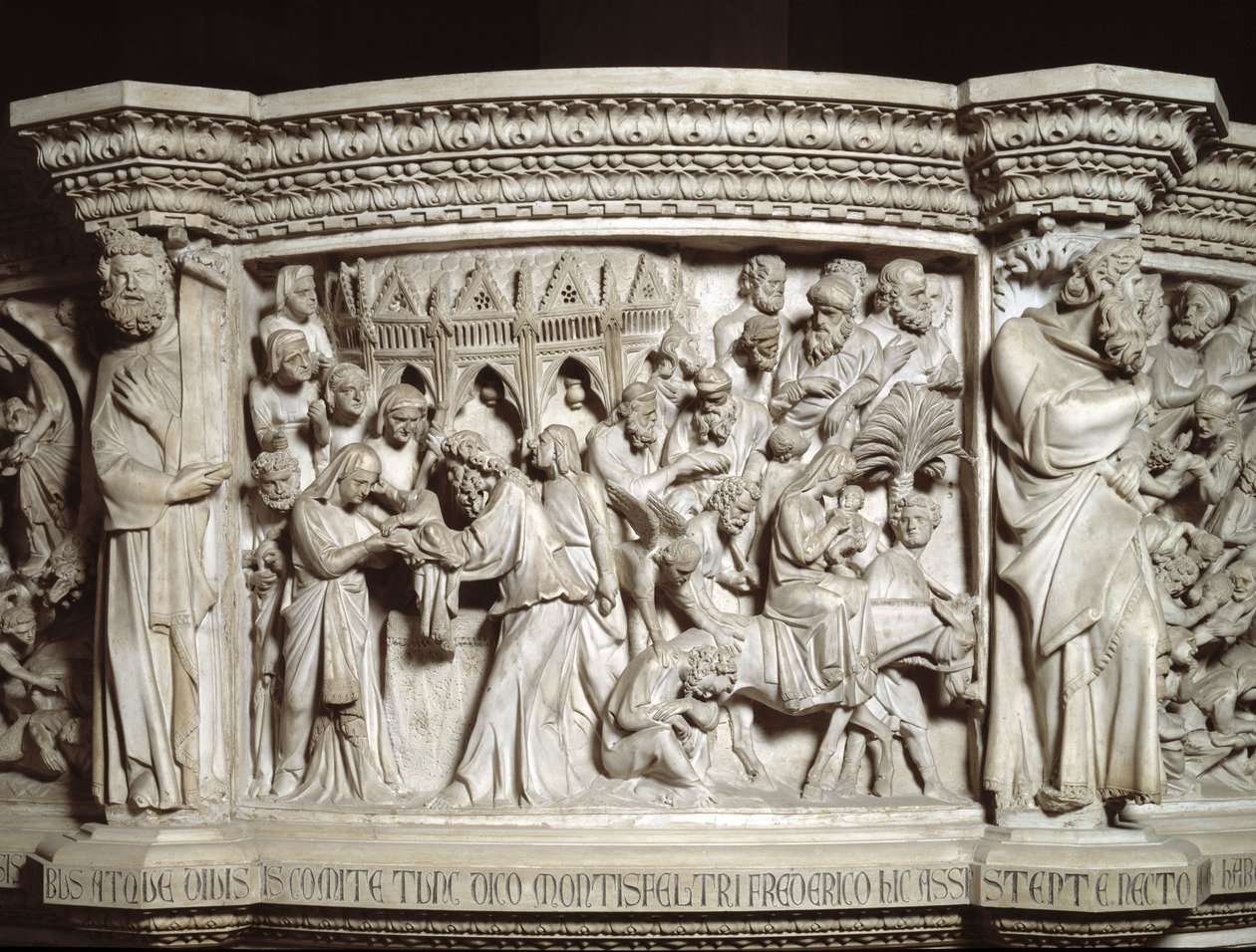 Detail van de reliëfs van de stoel door Giovanni Pisano: de presentatie van Jezus in de tempel en de vlucht naar Egypte (detail) door Giovanni Pisano