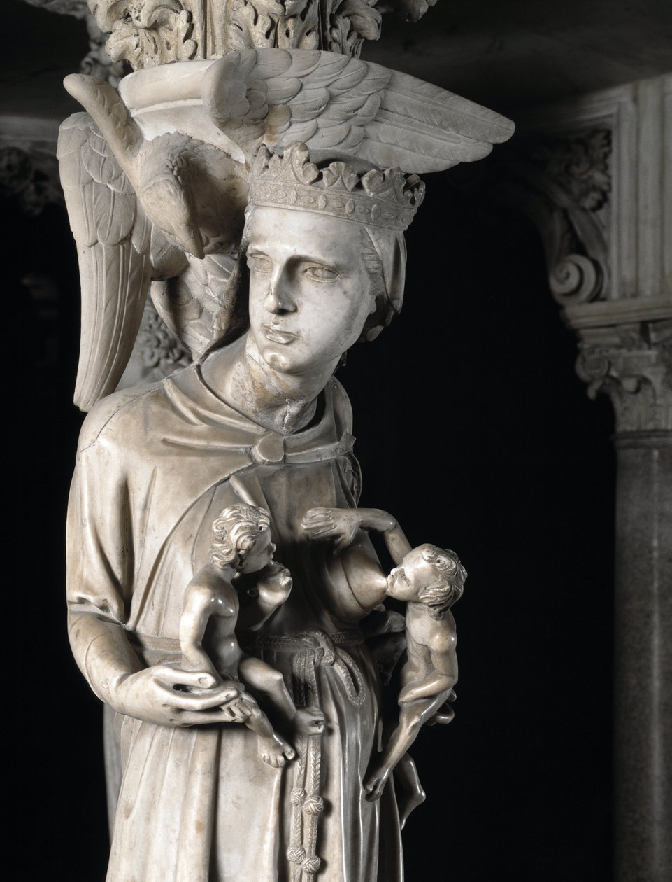 Detail van de gebeeldhouwde groepen die de stoel ondersteunen door Giovanni Pisano: de kerk voedt haar kinderen (detail) door Giovanni Pisano