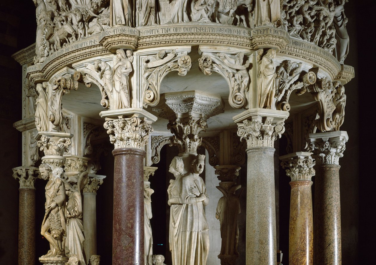 Theologische deugden en Hercules aan de linkerkant (detail) van gebeeldhouwde groepen die de preekstoel ondersteunen. Marmeren sculptuur door Giovanni Pisano (1248-1314). 1302-1311 Kathedraal van Pisa (Duomo di Santa Maria Assunta di Pisa), Italië door Giovanni Pisano
