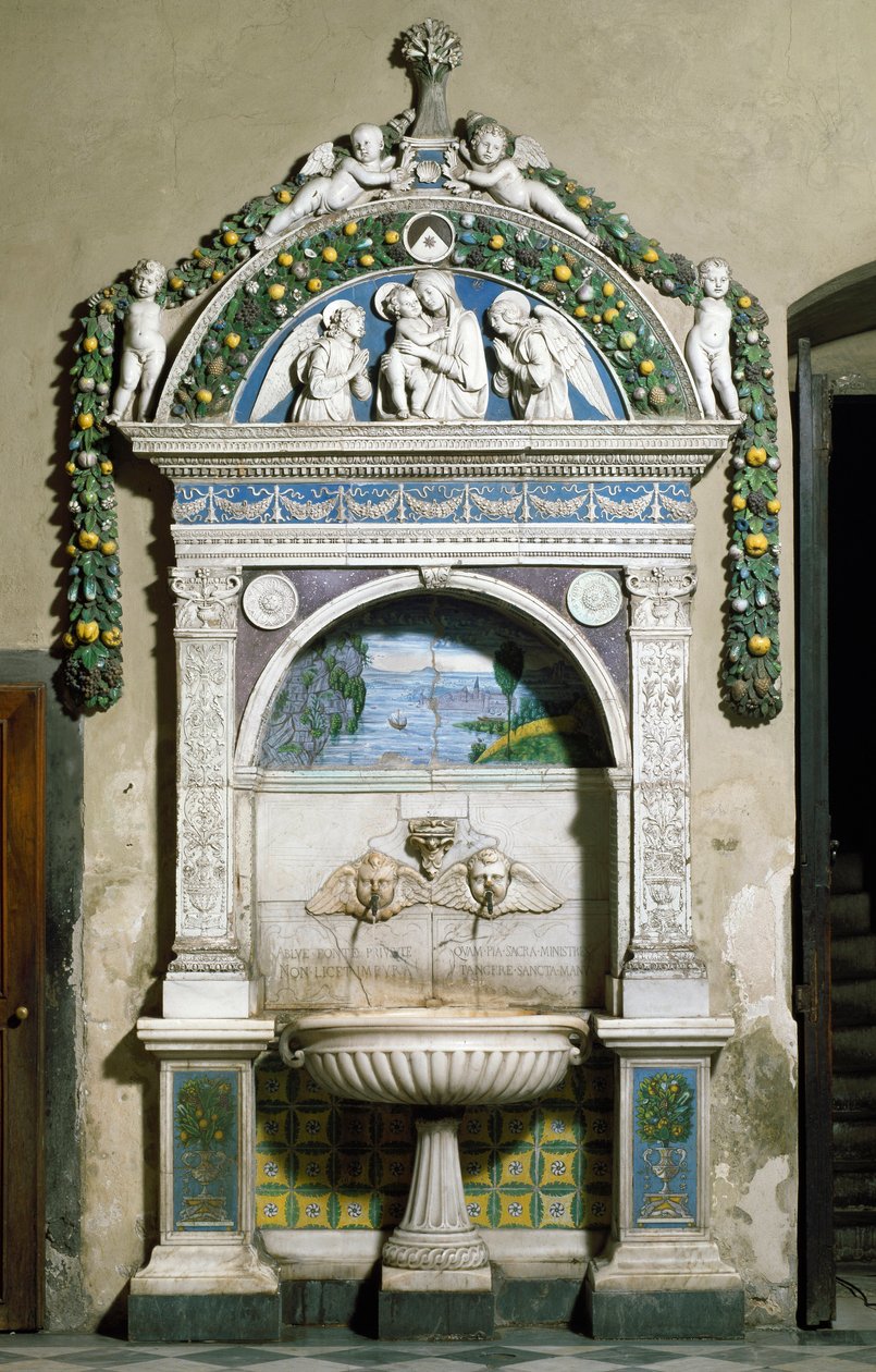 Gedecoreerde fontein met een hoog reliëf in marmer en terracotta door Giovanni della Robbia (1469-1529) 1498. Sacristie van Santa Maria Novella, Florence door Giovanni della Robbia