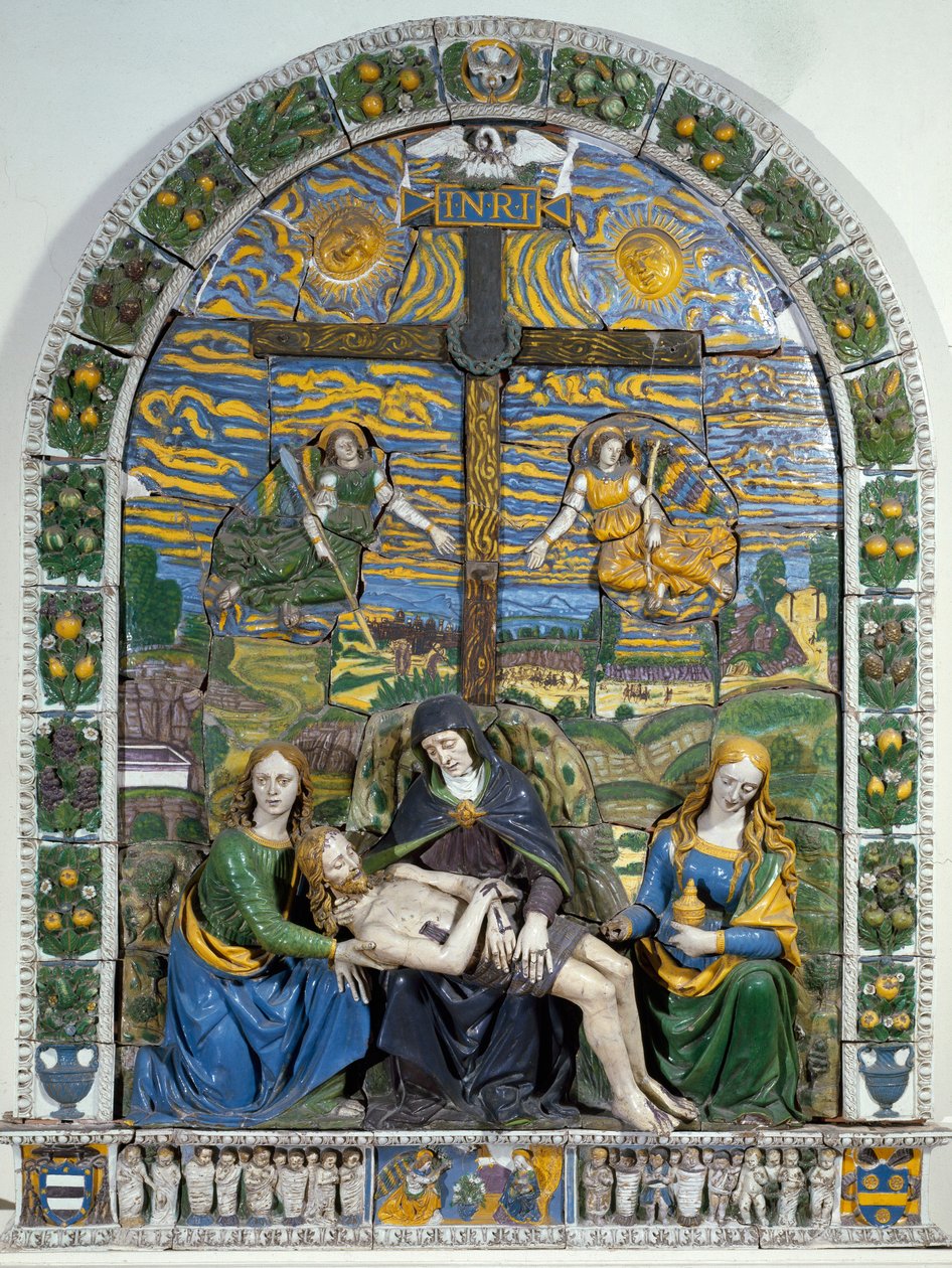 De Kruisafneming (Pieta) Jezus Christus en de Maagd Maria omringd door Sint Jan en Sint Maria Magdalena voor het kruis met de inscriptie INRI (I.N.R.I.). door Giovanni della Robbia