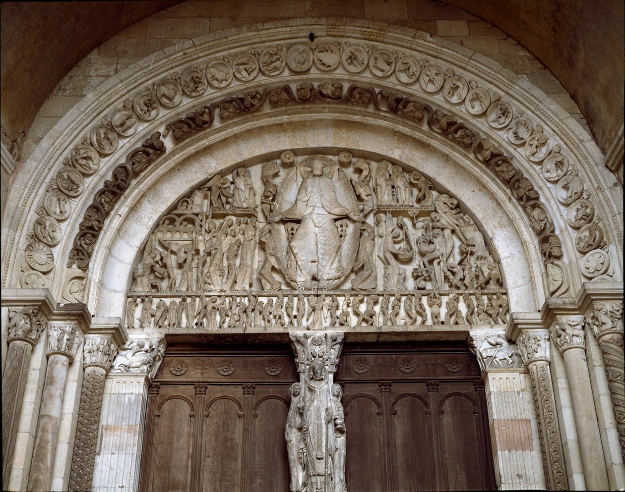 Romaanse kunst: Tympanum gebeeldhouwd dat het laatste oordeel voorstelt. Beeldhouwwerk van Meester Gislebertus door Gislebertus