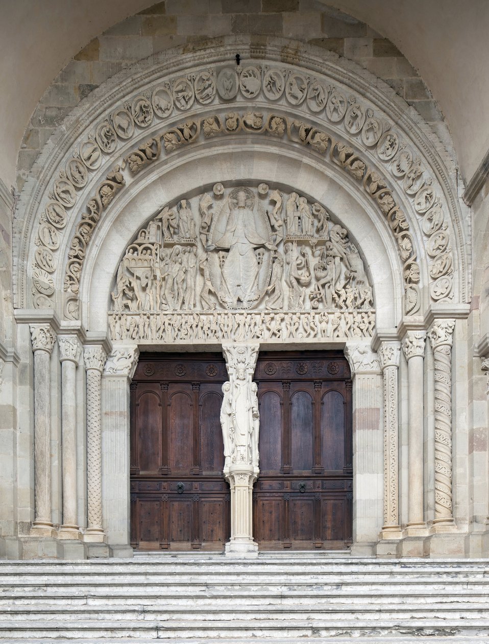 Het Laatste Oordeel, Centraal portaal van de Saint-Lazare kathedraal, Autun, Frankrijk door Gislebertus