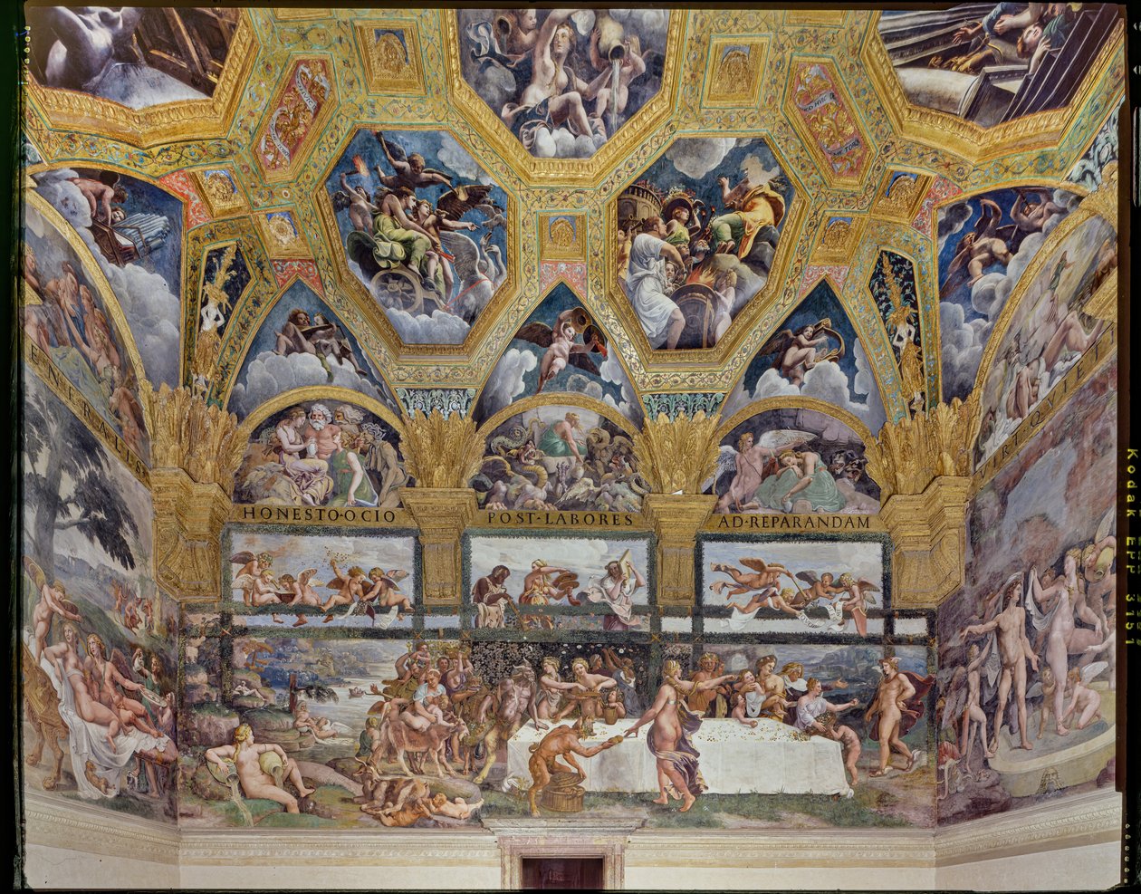 Kamer van Psiche: uitzicht op de westelijke muur, met het rustieke banket door Giulio (workshop of) Romano