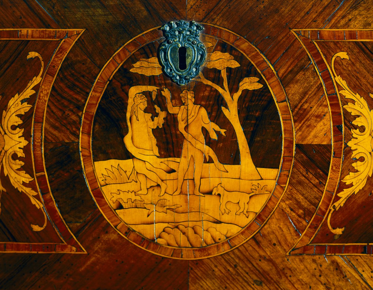 Inlegwerk met figuren, detail van Lombardse ladekast met klepblad in Giuseppe Maggiolini-stijl door Giuseppe (manner of) Maggiolini
