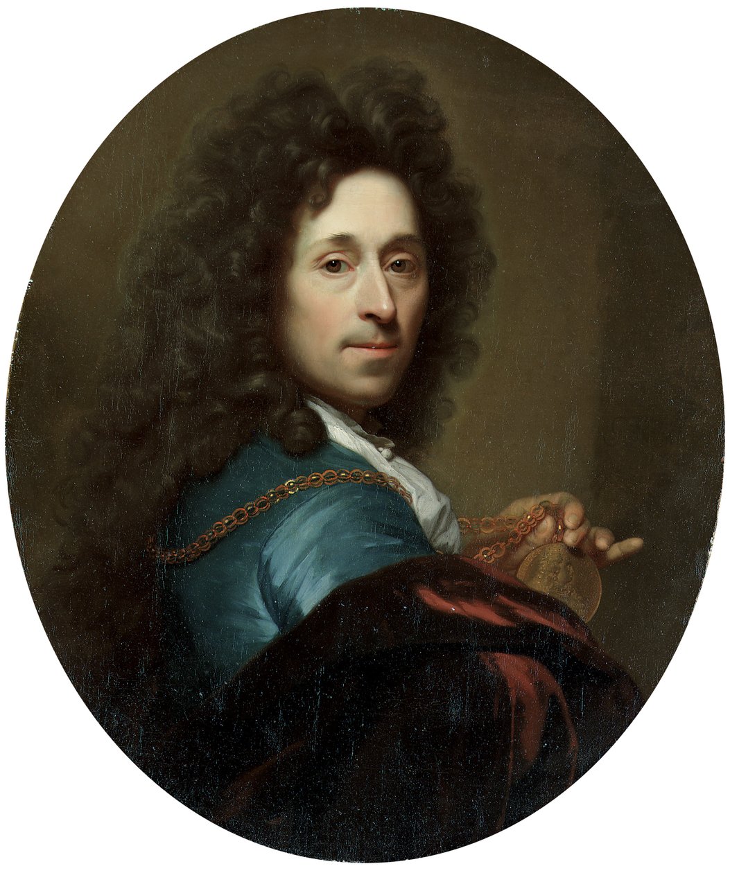 Portret van de kunstenaar in een blauwe jas en bruine fluwelen cape, met een medaillon van de keurvorst Palts, Johann Wilhelm door Godfried Schalcken