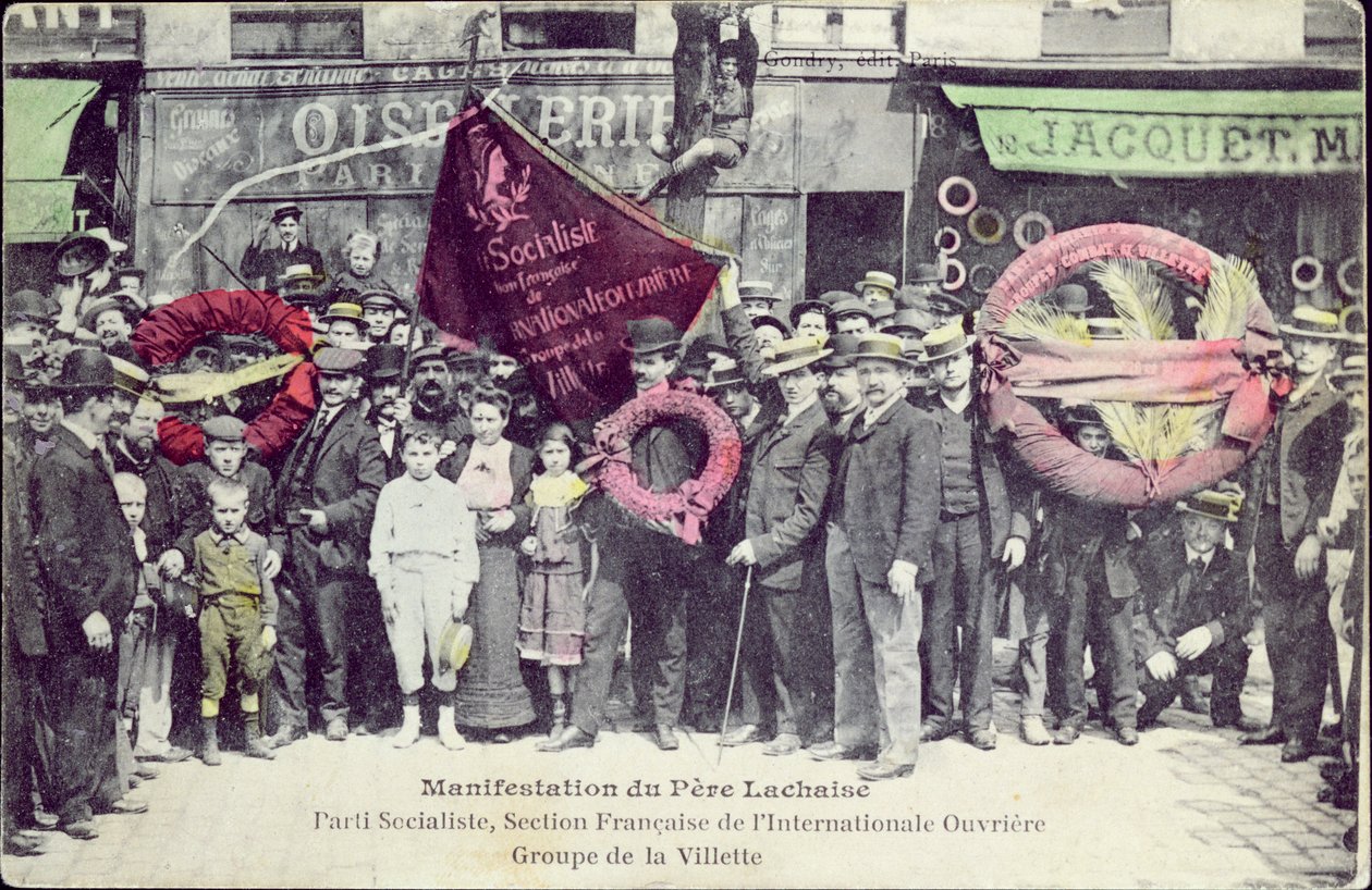 Demonstratie op Père-Lachaise ter herdenking van de Parijse Commune, door de Socialistische Partij, Franse Sectie van de Internationale Arbeidersvereniging, groep van La Villette, 1 mei 1908 door Gondry